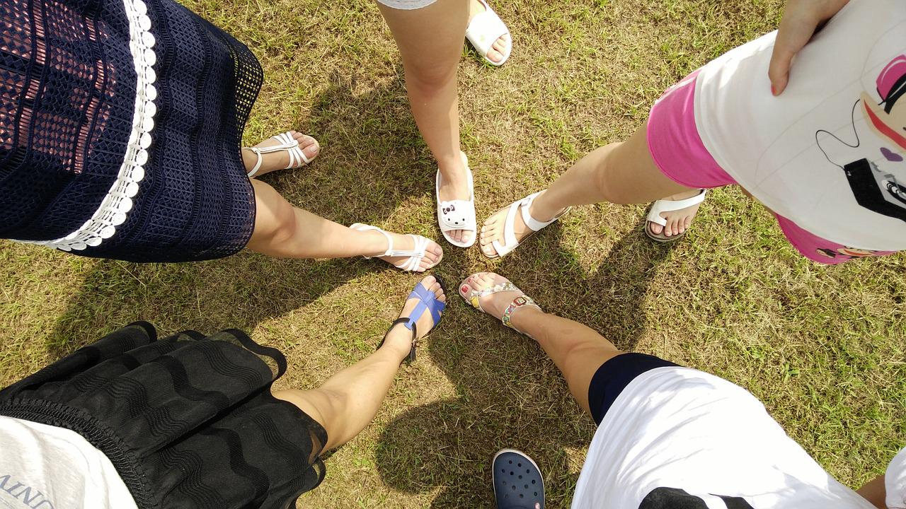 friends, feet, legs-1381094.jpg