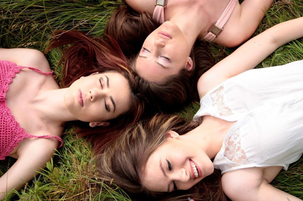 women, friends, meadow-1487825.jpg